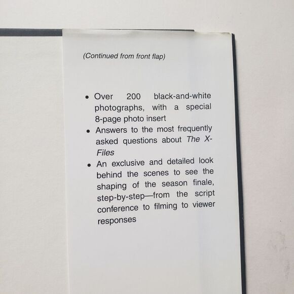 TRUST NO ONE : THE X-Files Book (1996) - Picture 7 of 7